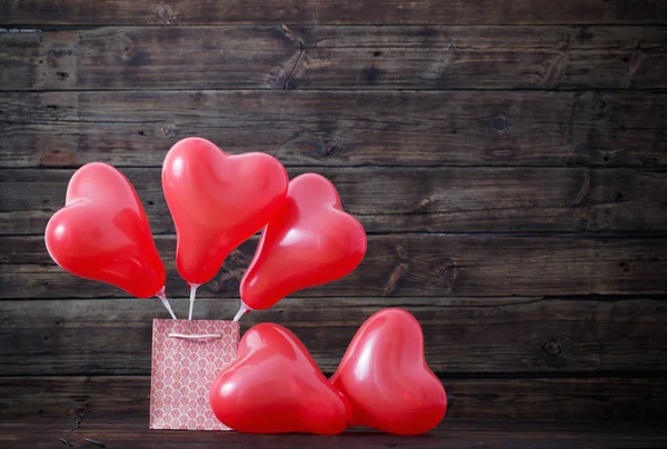 Κόκκινα Μπαλόνια Παλιό Ξύλινο Υπόβαθρο Σχήμα Καρδιάς — Φωτογραφία Αρχείου