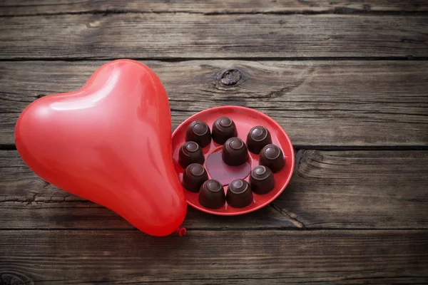 Κόκκινα Μπαλόνια Και Σοκολάτα Παλιό Ξύλινο Υπόβαθρο Σχήμα Καρδιάς — Φωτογραφία Αρχείου