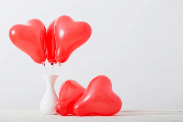 Ballons Rouges Forme Coeur Sur Fond Blanc — Photo