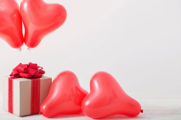 Καρδιά Σχήμα Κόκκινες Μπαλόνια Άσπρο Φόντο — Φωτογραφία Αρχείου