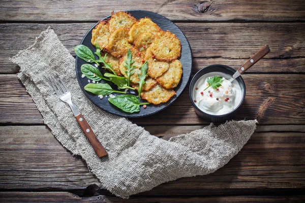 Frittelle Patate Con Panna Acida Sul Tavolo Legno — Foto Stock