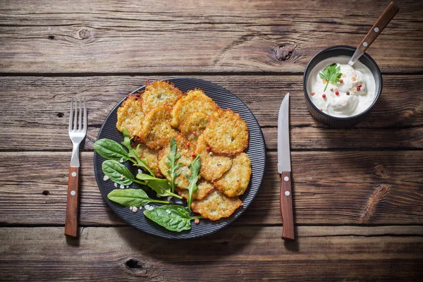 Frittelle Patate Con Panna Acida Sul Tavolo Legno — Foto Stock