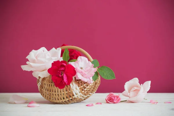 Όμορφα Τριαντάφυλλα Καλάθι Στο Ξύλινο Τραπέζι — Φωτογραφία Αρχείου