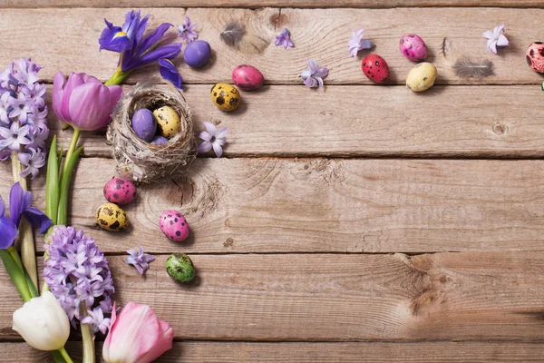 Uova Pasqua Con Fiori Primaverili Sfondo Legno — Foto Stock