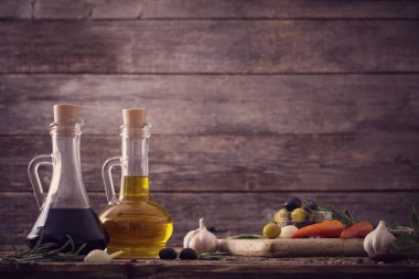 baharat ve diğer maddeler ile aromalı zeytinyağı