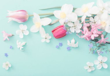 Kağıt arkaplanda güzel bahar çiçekleri