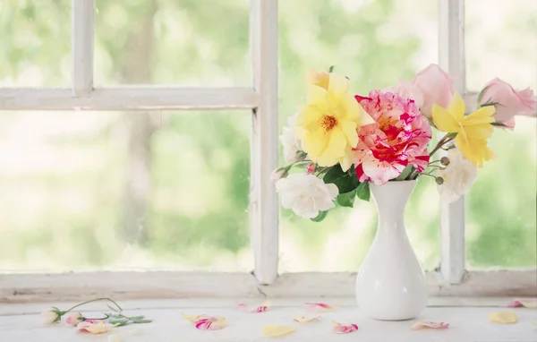 Rose Oin Vaso Sul Vecchio Davanzale Della Finestra — Foto Stock