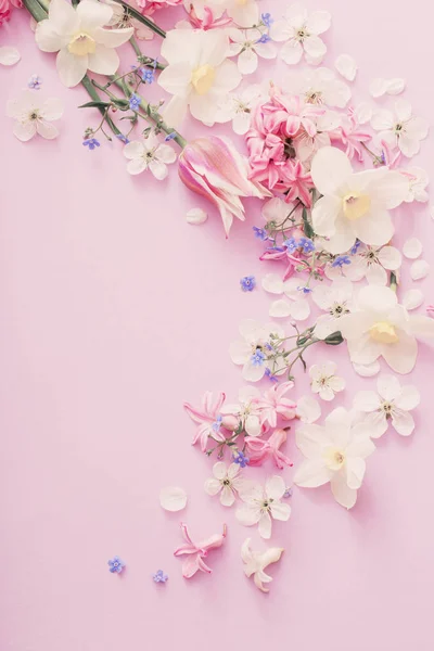 Красивые Весенние Цветы Бумажном Фоне — стоковое фото