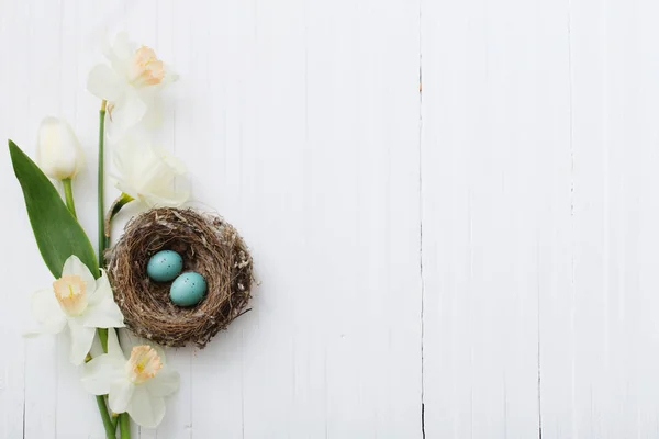 Πασχαλινό Αυγό Στη Φωλιά Ανοιξιάτικα Λουλούδια Φόντο Ξύλινη — Φωτογραφία Αρχείου