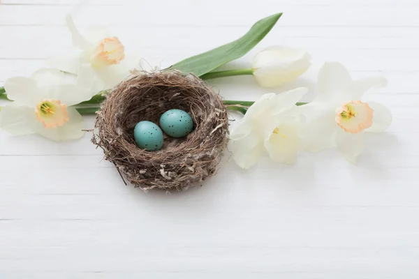 Uovo Pasqua Nido Con Fiori Primaverili Sfondo Legno — Foto Stock