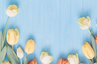 ahşap zemin üzerine Sarı laleler