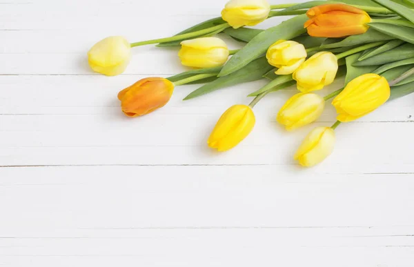 Žluté Tulipány Dřevěné Pozadí — Stock fotografie