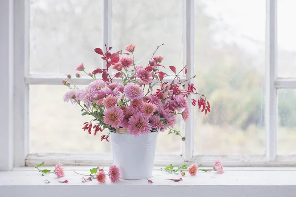 Crisantemos Rosados Blanco Viejo Alféizar Ventana — Foto de Stock