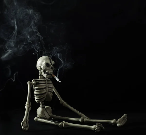 Esqueleto Com Cigarro Fundo Preto — Fotografia de Stock