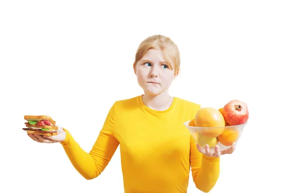 Dziewczyna Wybiera Między Zdrowe Niezdrowe Jedzenie — Zdjęcie stockowe