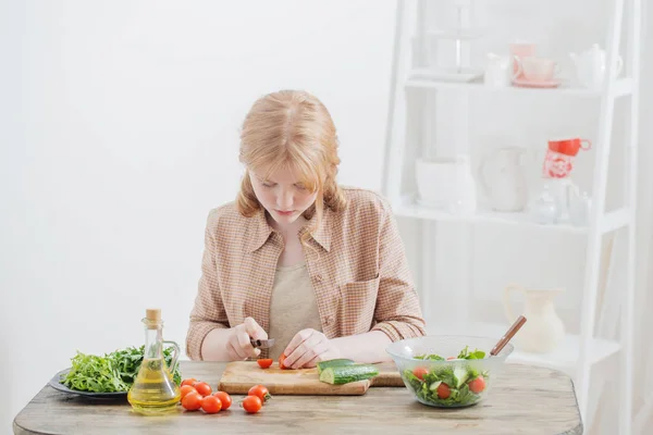Genç Kız Evde Salata Hazırlıyor — Stok fotoğraf