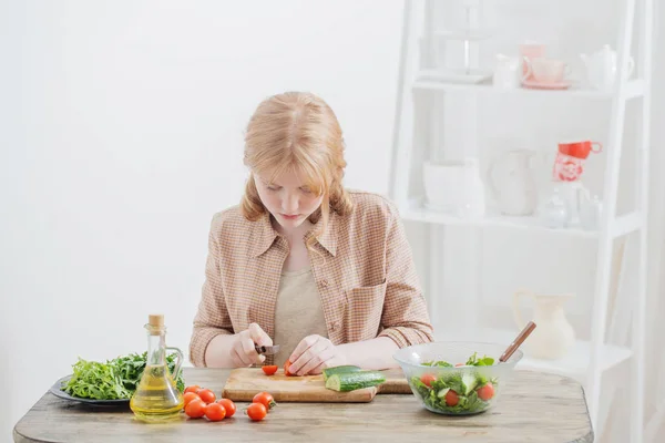 Menina Adolescente Prepara Salada Casa — Fotografia de Stock