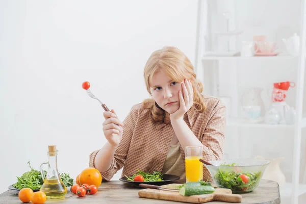 Menina Adolescente Dieta Comendo Prato Salada — Fotografia de Stock