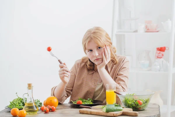 Dospívající Dívka Dietě Jíst Talíř Salátu — Stock fotografie