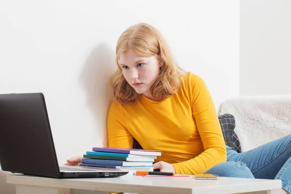 Teen Flicka Studier Och Inlärning Med Bärbar Dator Hemma Online — Stockfoto