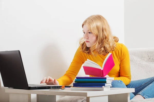 Menina Adolescente Estudando Aprendendo Com Notebook Casa Educação Online Learning — Fotografia de Stock