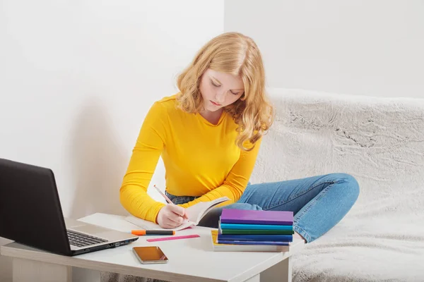 Menina Adolescente Estudando Aprendendo Com Notebook Casa Educação Online Learning — Fotografia de Stock