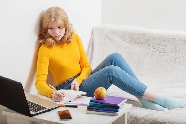 Dospívající Dívka Studium Učení Notebookem Doma Online Vzdělávání Learning — Stock fotografie