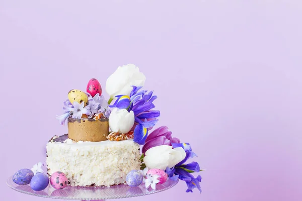 Paskalya Yumurtaları Çiçekler Ile Pasta — Stok fotoğraf