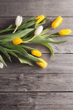 ahşap masa arka plan üzerinde Sarı laleler