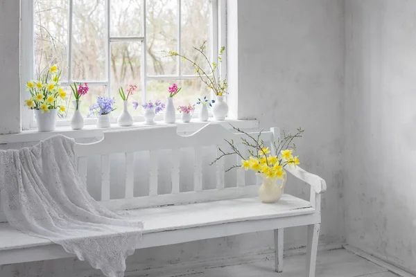 Krásné Jarní Květiny Bílém Vintage Interiéru — Stock fotografie