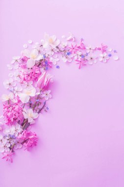 Kağıt arkaplanda güzel bahar çiçekleri