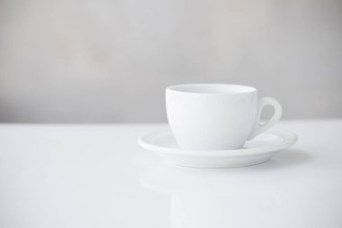 tablo üzerinde beyaz fincan