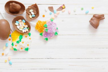 Paskalya yumurtaları mavi ahşap arka plan üzerinde