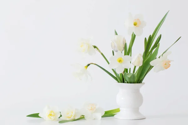 Frühlingsblumen Weißer Vase — Stockfoto