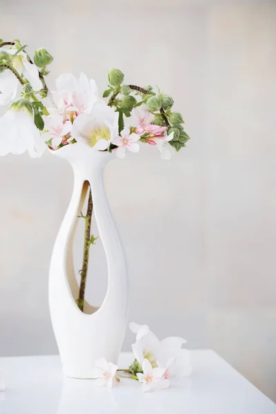 Nature Morte Avec Des Fleurs Dans Vase Blanc — Photo