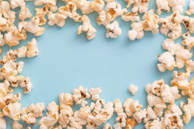 mavi zemin üzerine pop corn