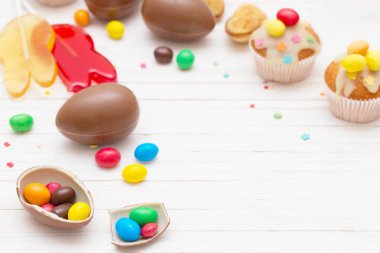 Çikolata Paskalya yumurtaları ve Cupcake ahşap arka plan üzerinde