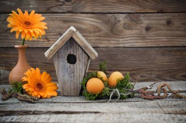 Ahşap zemin üzerine yumurtalı Paskalya dekorasyon