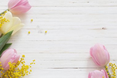 Ahşap arka planda güzel laleler