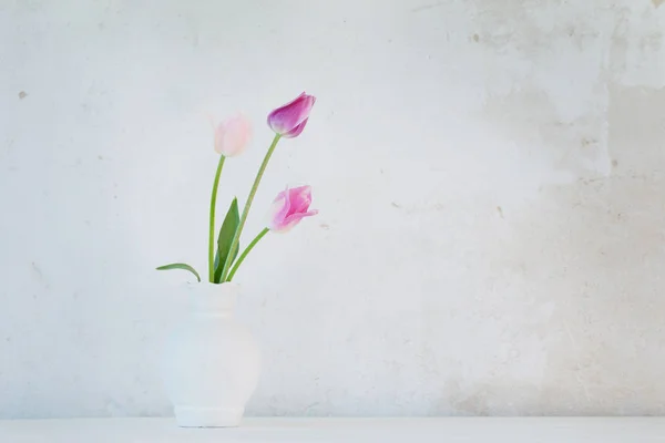 Tulips White Vase Background Old Wall — Stock Photo, Image