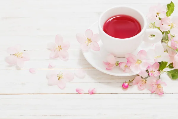 Roter Tee Mit Blumen Auf Weißem Holzhintergrund — Stockfoto