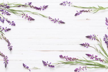 Çiçekler beyaz ahşap zemin üzerinde