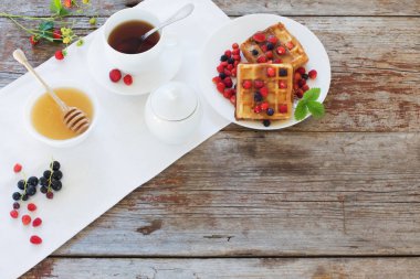 eski ahşap masa üzerinde çilek ile kahvaltı