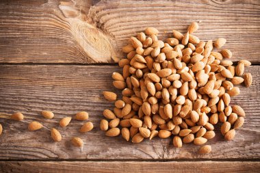 Ahşap zemin üzerindeki bademler