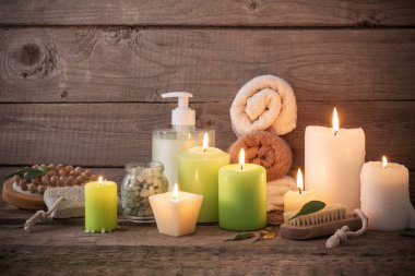 Kaplıca tedavisi koyu ahşap arka plan üzerinde güzel kompozisyon