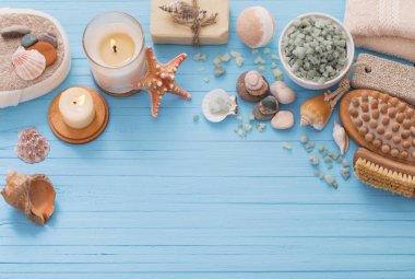 Spa kavramı mavi ahşap zemin üzerine mumlar ile