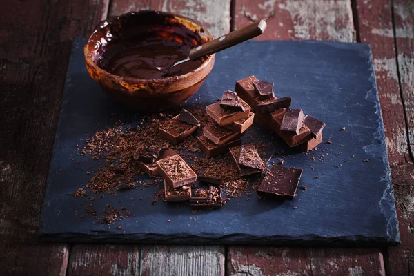 Eski Ahşap Masa Üstünde Çikolata — Stok fotoğraf