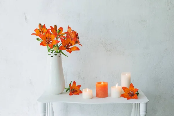 Forgia Fiori Candele Sfondo Bianco — Foto Stock