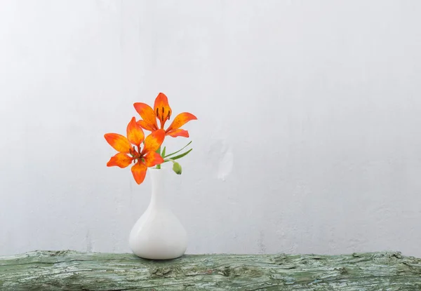 Pomarańczowy Lily Wazonie Białym Tle — Zdjęcie stockowe