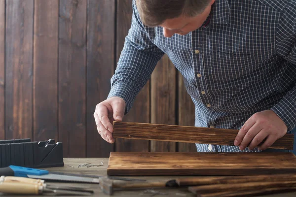 Carpintero Que Trabaja Con Herramientas Sobre Fondo Madera — Foto de Stock